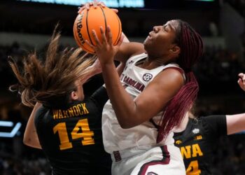 Aliyah Boston welcomed by South Carolina followers in win vs Atlanta Dream