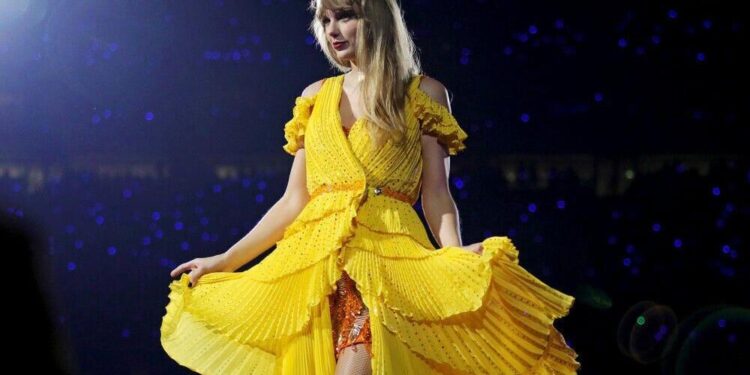 Taylor Swift swallows a bug onstage | Leisure Information
