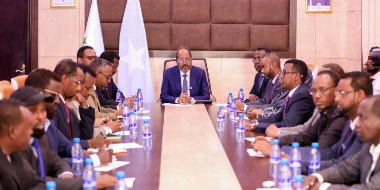 Madaxweynaha Somalia oo guddoomiyay shir ka dhacay Dhuusamareeb + Ujeedka