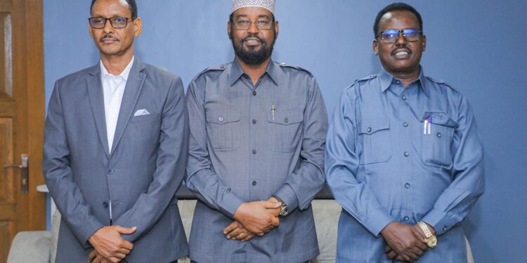 Madaxweynaha Jubbaland oo la kulmay guddoomiyihii hore ee gobolka Gedo