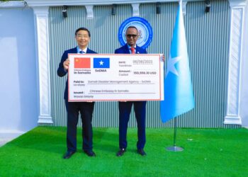 Sawirro: Safiirka Shiinaha oo $150,000 ku wareejiyay Hay’adda SoDMA