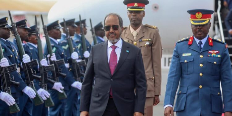 Madaxweynaha Soomaaliya oo gaaray magaalada Nairobi + Sawirro