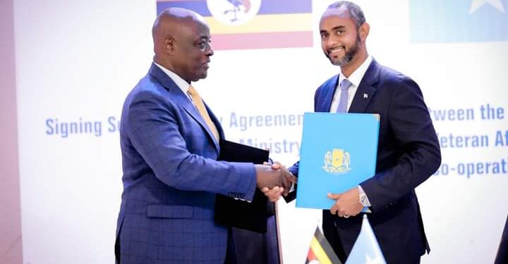 Soomaaliya iyo Uganda oo kala saxiixday heshiis is afgarad oo dhanka difaaca ah – Puntland Publish