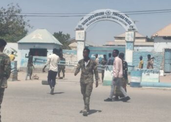 Ciidamo ka gadoodsan mushaar la’aan oo la wareegay saldhiga dhexe ee Garoowe – Puntland Submit