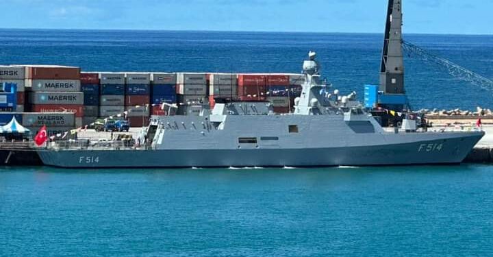 Markab dagaal oo Turkigu lee yahay oo ku soo xirtay dekedda Muqdisho – Puntland Submit