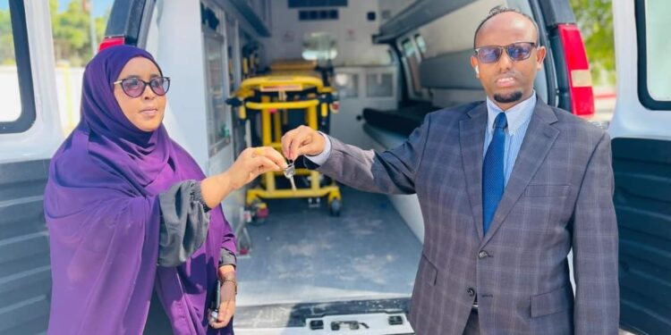 Minister of Well being palms over a brand new absolutely outfitted ambulance to a hospital in SSC-Khaatumo administration – Somali Nationwide Information Company