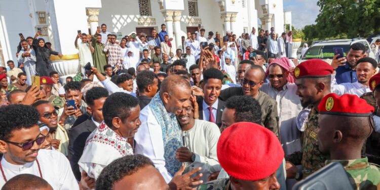 Prime Minister Hamza prays Eid Al-Adha prayer with lots of of Somali individuals – Somali Nationwide Information Company