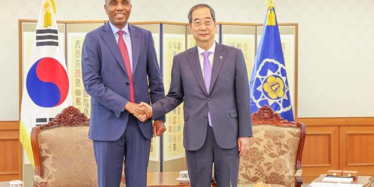 Sawirro: Ra’iisul wasaare Xamza oo la kulmay dhiggiisa Kuuriyada Koonfureed