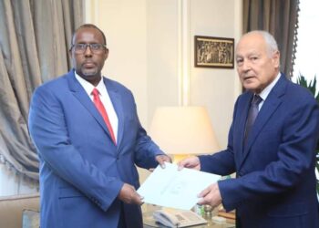 Xoghayaha guud ee Ururka Jaamacadda Carabta oo waraaqaha aqoonsiga ka gudoomay danjire Cali Cabdi Awaare – Puntland Publish