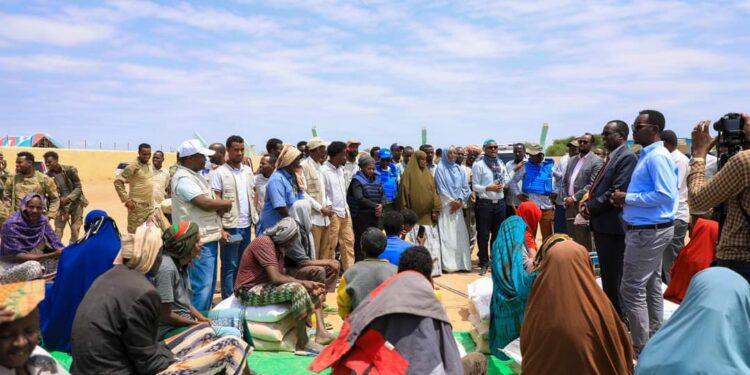 Guddoomiyaha SoDMA oo kormeeray xaaladda barakacayaasha ku sugan Xudur