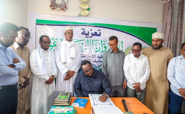 The Deputy PM visits Sheikh Osman Hidig’s dwelling, indicators the condolence e-book – Somali Nationwide Information Company