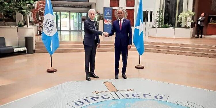 Taliyaha Ciidanka Booliska Soomaaliya oo booqday xarunta Interpol + Sawirro