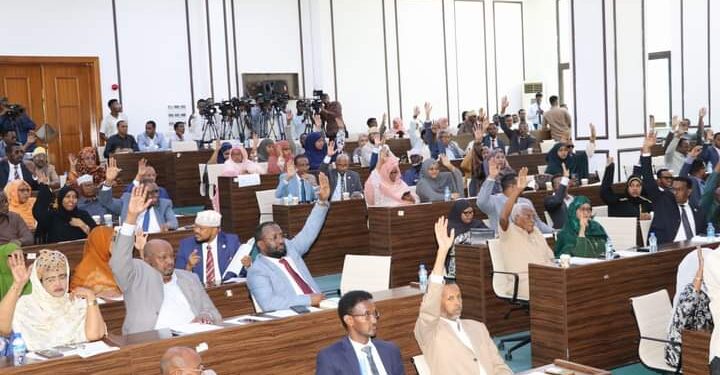 Baarlamaanka Soomaaliya oo Sabtida u codaynaya Hindisaha Xeerka Dhisidda Guddiga Doorashooyinka – Puntland Submit
