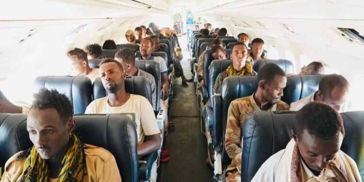Jubaland repatriates dozens of SNA troopers captured in Raskamboni battle to Mogadishu 