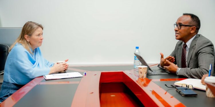 Guddoomiyaha SoDMA oo la kulmay madaxa hay’adda USAID + Sawirro