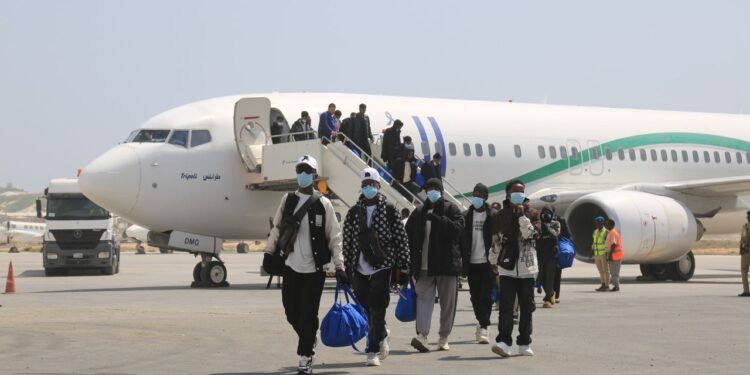 Somali Migrants Return from Libya in Joint EU, Somalia, IOM Initiative