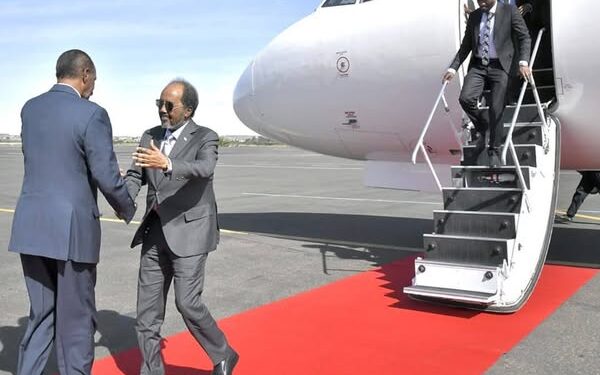 Madaxweynaha Soomaaliya oo gaaray dalka Eritrea + Sawirro