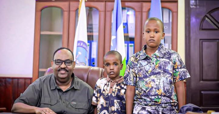 Madaxweynaha Puntland oo qaabiley Qoyska labadii Shahiid ee Mukhtaar Qoryood iyo Cabdifitaax Qoryood – Puntland Submit