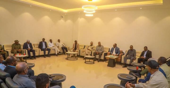 Madaxweyne Deni oo qaabiley wefdi ka socday Galmudug oo garab istaag u muujiyay ciidamada Puntland – Puntland Submit