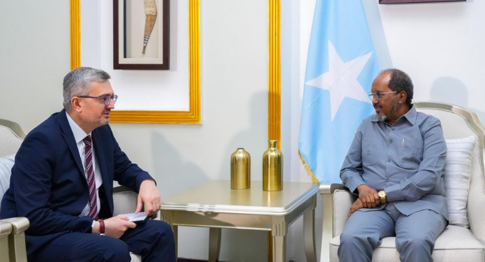 Madaxweynaha Soomaaliya oo Qaabilay Wafdi Ka Socda Turkiga