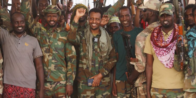 Taliyaha Ciidanka Dhulka oo Dhiirigelin Ugu Tagay Askar ku sugan Shabeellaha Dhexe