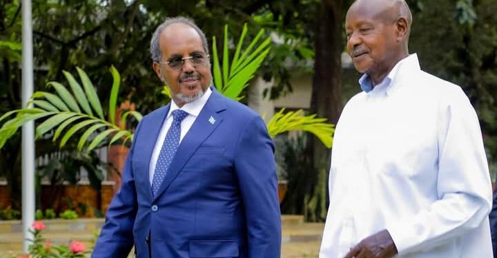 Madaxweyne Xasan Sheekh Maxamuud oo Casumaad Rasmi ah u fidiyay dhiggiisa Madaxweyne Yoweri Museveni – Puntland Submit